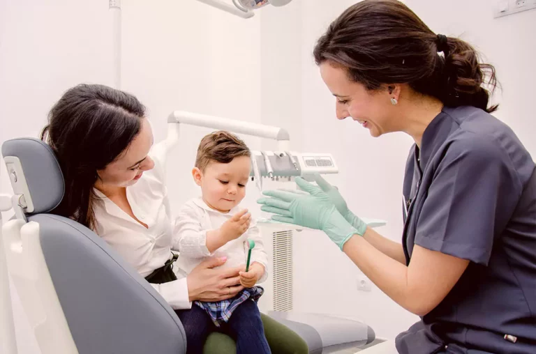 ¿Cuándo visitar un dentista pediátrico en el extranjero?