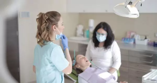 ¿Qué es Find Dentist y cómo facilita el turismo dental familiar?