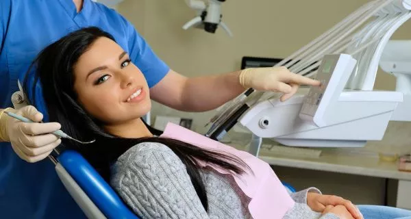 What technology do dental clinics in Colombia use?