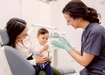 ¿Cuándo visitar un dentista pediátrico en el extranjero?